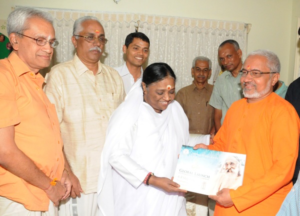 matha_amritananda_mayi_releasing_a_brochure_brought_out_on_chinmaya_birth_centenary_celebrations_at_the_mutt_on_14th_feb_2015