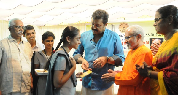 sri_suresh_gopi_malayalam_superstar_distributes_copies_of_bhagawad_gita_to_college_students_who_are_going_to_participate_in_the_mass_gita_chanting_on_may_8_2015_at_tdm_hall_kochi